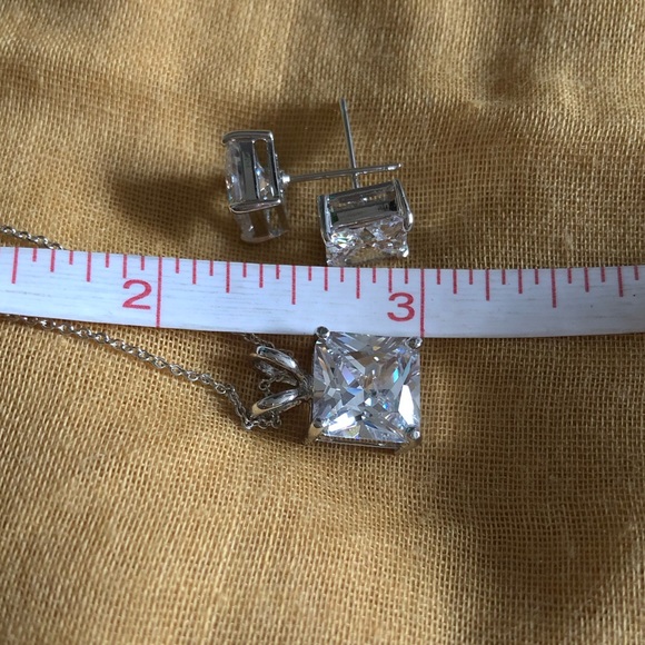 NWT Pretty Princess Cut Necklace & Earrings Set - Picture 4 of 5